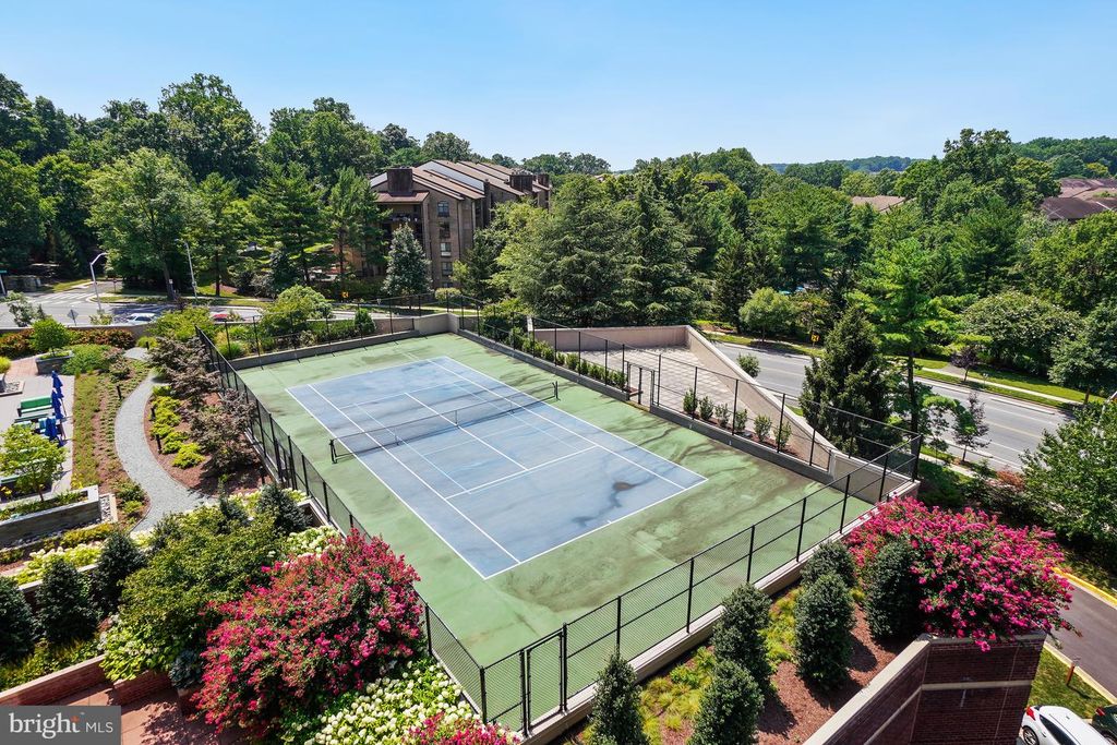 Image 32 of property listing at 5802 NICHOLSON LN #2-202, Rockville, MD 20852