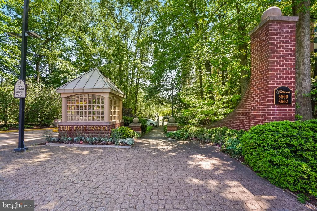 Image 34 of property listing at 5802 NICHOLSON LN #2-202, Rockville, MD 20852