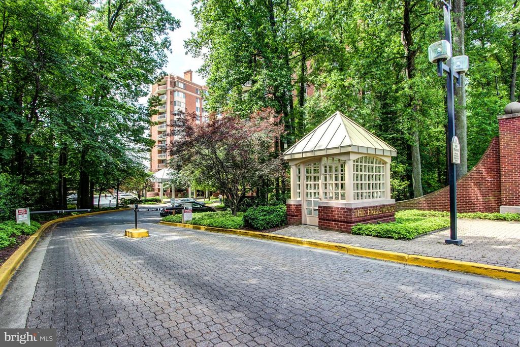 Image 35 of property listing at 5802 NICHOLSON LN #2-202, Rockville, MD 20852