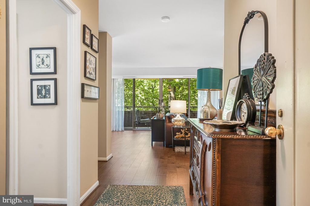 Image 4 of property listing at 5802 NICHOLSON LN #2-202, Rockville, MD 20852