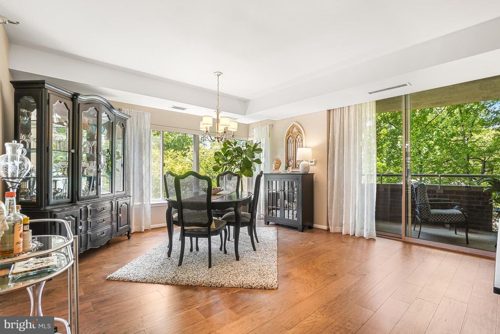 Image 5 of property listing at 5802 NICHOLSON LN #2-202, Rockville, MD 20852