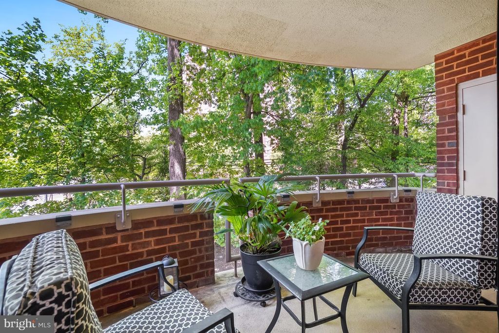 Image 6 of property listing at 5802 NICHOLSON LN #2-202, Rockville, MD 20852
