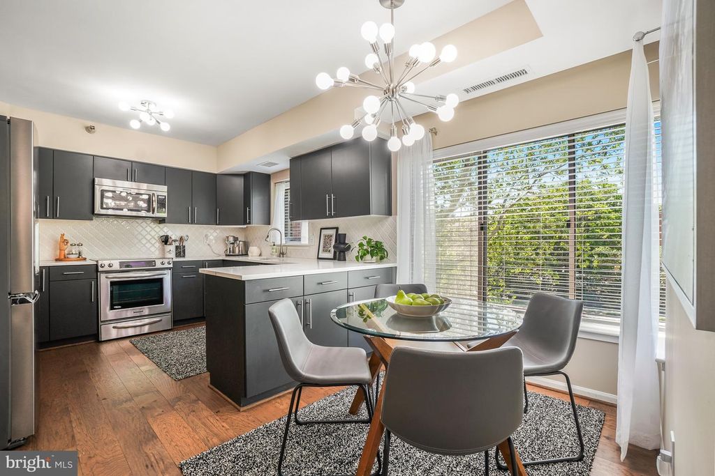 Image 7 of property listing at 5802 NICHOLSON LN #2-202, Rockville, MD 20852
