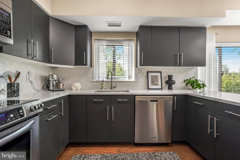 Image 8 of property listing at 5802 NICHOLSON LN #2-202, Rockville, MD 20852