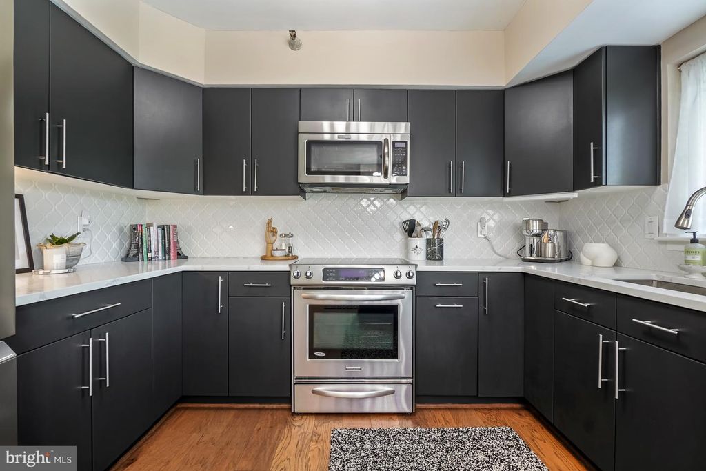 Image 9 of property listing at 5802 NICHOLSON LN #2-202, Rockville, MD 20852