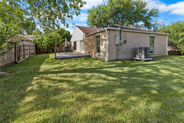 309 Cole Street, Webster, TX 77598