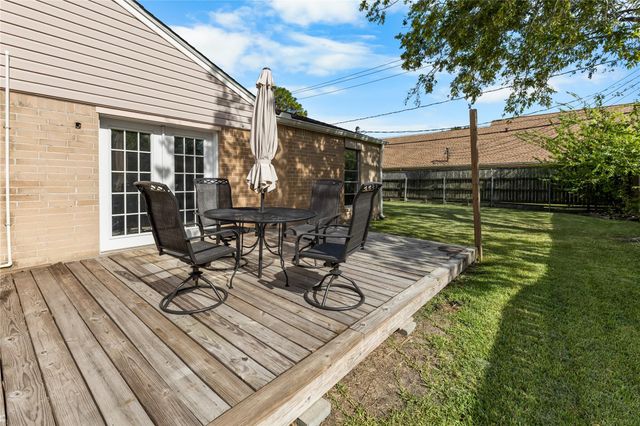 309 Cole Street, Webster, TX 77598