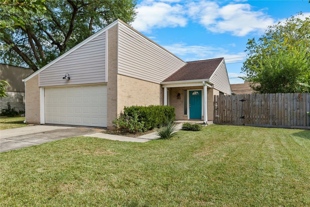 309 Cole Street, Webster, TX 77598