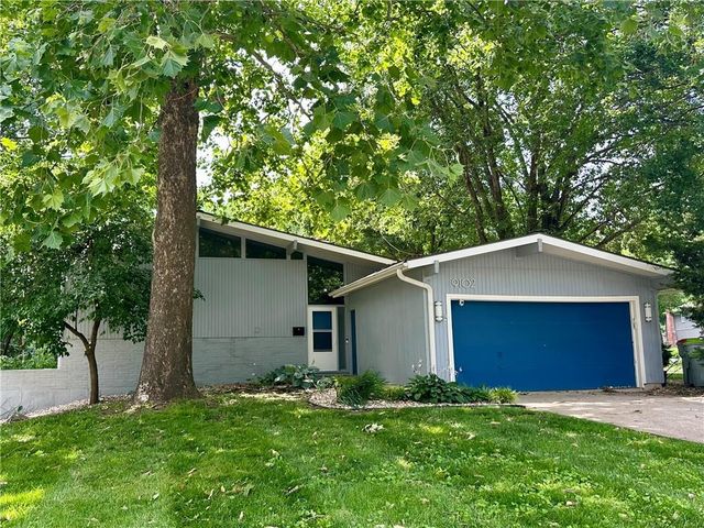 9102 Grant Lane, Overland Park, KS 66212