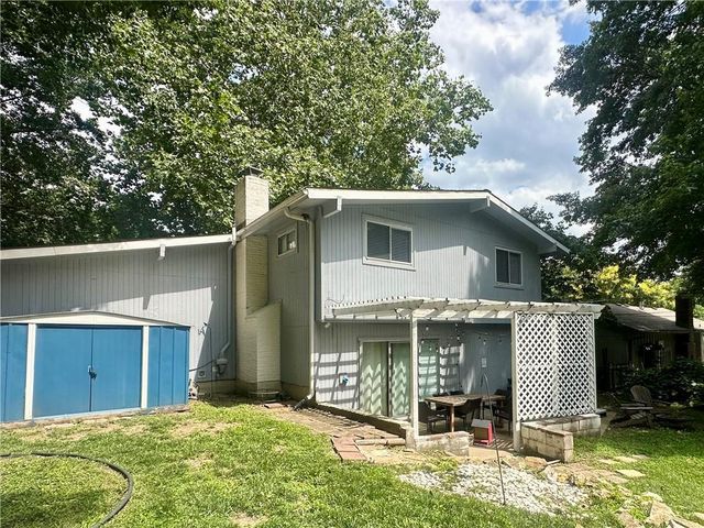 9102 Grant Lane, Overland Park, KS 66212