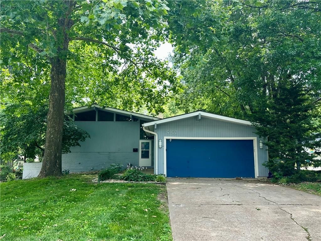 9102 Grant Lane, Overland Park, KS 66212
