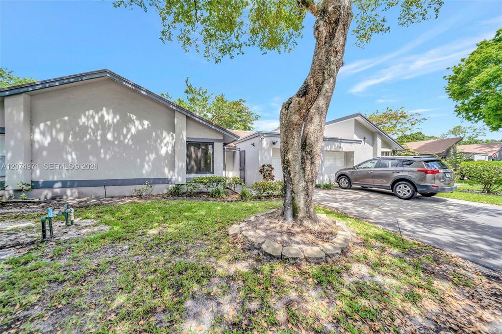 5223 Gate Lake Road 5223, Tamarac, FL 33319