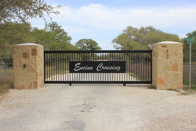 818 Encino Way, Natalia, TX 78059