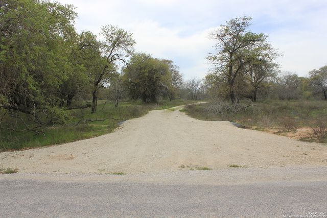 818 Encino Way, Natalia, TX 78059