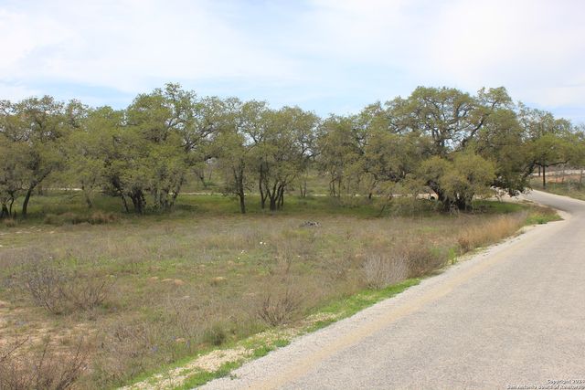 818 Encino Way, Natalia, TX 78059