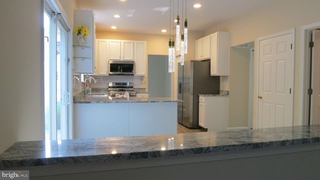77 CREEKWOOD DR, Bordentown, NJ 08505
