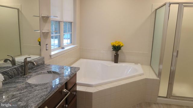 77 CREEKWOOD DR, Bordentown, NJ 08505