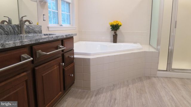 77 CREEKWOOD DR, Bordentown, NJ 08505