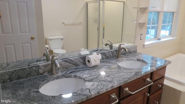 77 CREEKWOOD DR, Bordentown, NJ 08505