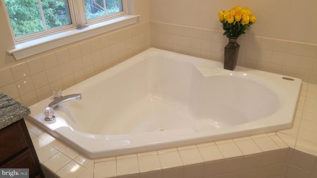 77 CREEKWOOD DR, Bordentown, NJ 08505