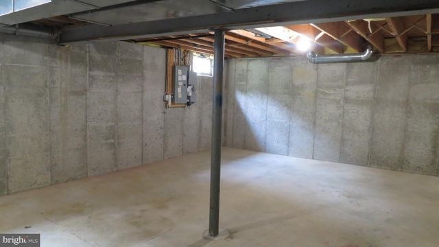 77 CREEKWOOD DR, Bordentown, NJ 08505