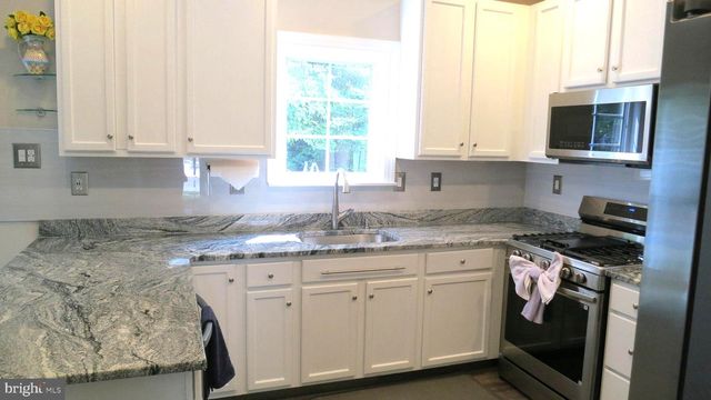 77 CREEKWOOD DR, Bordentown, NJ 08505