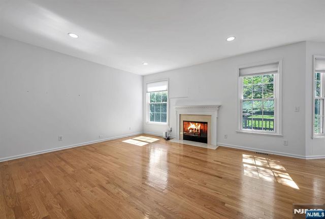 17 Crooked Hill, Oakland, NJ 07436