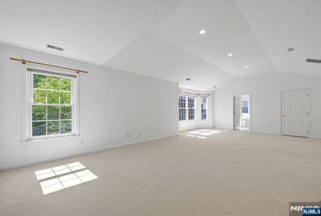 17 Crooked Hill, Oakland, NJ 07436