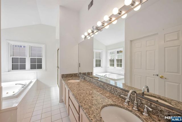 17 Crooked Hill, Oakland, NJ 07436