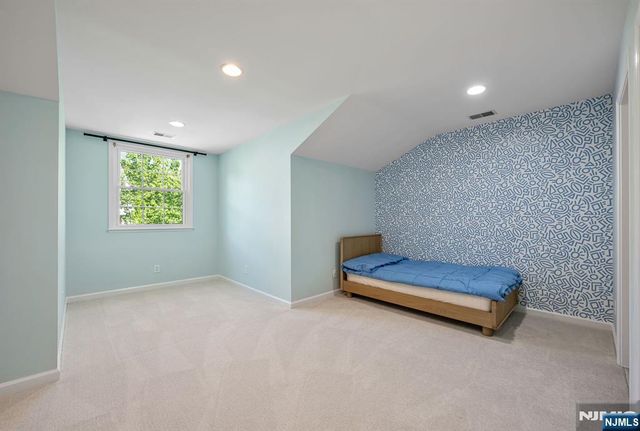 17 Crooked Hill, Oakland, NJ 07436
