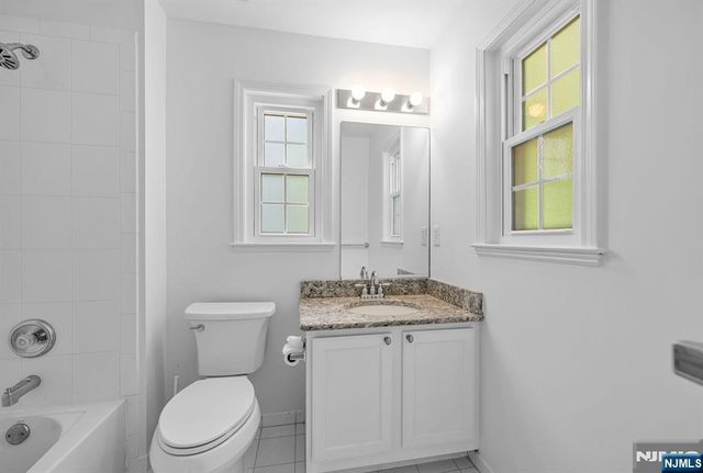 17 Crooked Hill, Oakland, NJ 07436