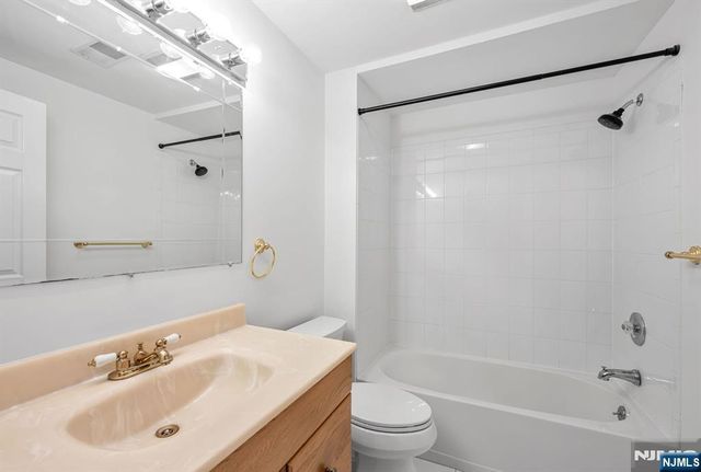 17 Crooked Hill, Oakland, NJ 07436