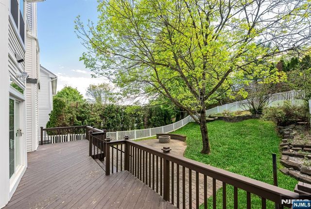17 Crooked Hill, Oakland, NJ 07436