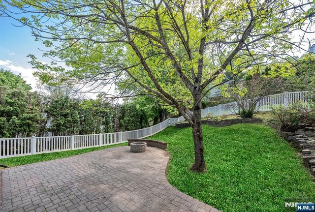 17 Crooked Hill, Oakland, NJ 07436