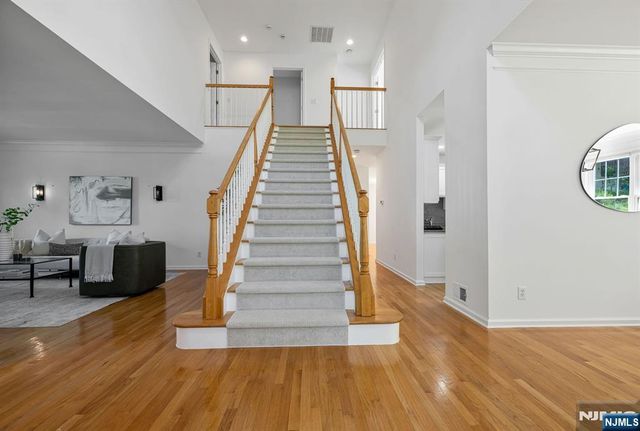 17 Crooked Hill, Oakland, NJ 07436
