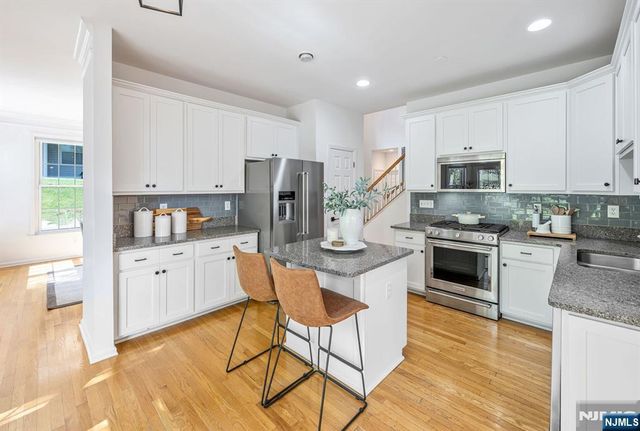 17 Crooked Hill, Oakland, NJ 07436