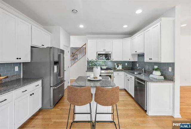 17 Crooked Hill, Oakland, NJ 07436