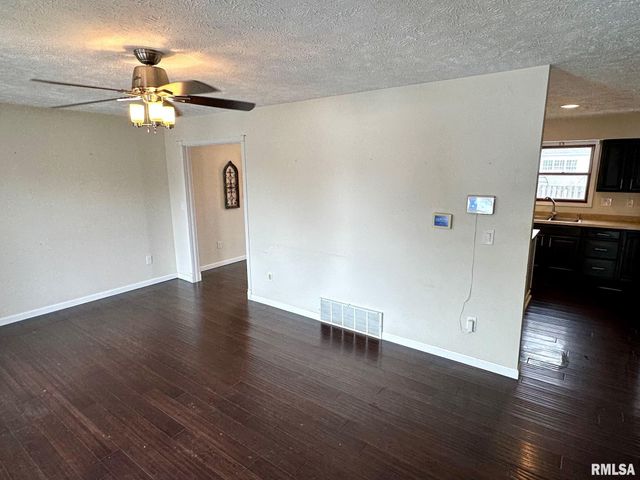 28 Jacobs Lane, Jacksonville, IL 62650