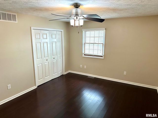 28 Jacobs Lane, Jacksonville, IL 62650