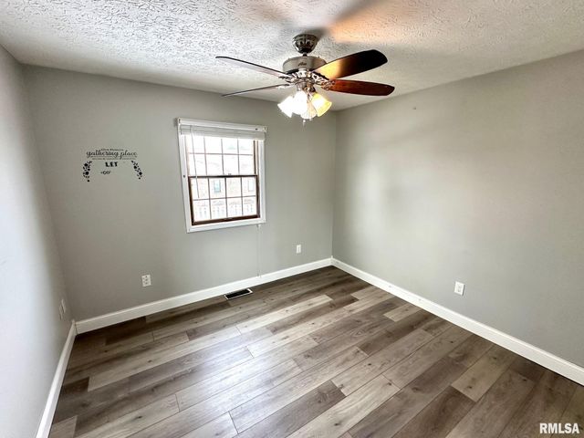 28 Jacobs Lane, Jacksonville, IL 62650