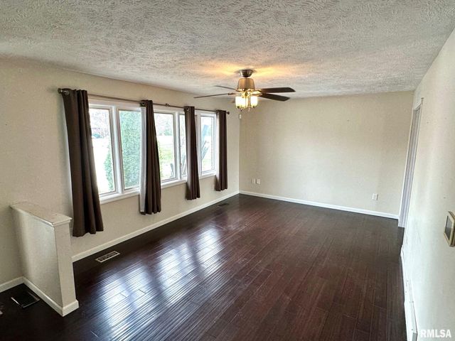 28 Jacobs Lane, Jacksonville, IL 62650