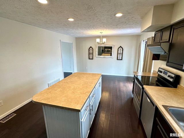 28 Jacobs Lane, Jacksonville, IL 62650