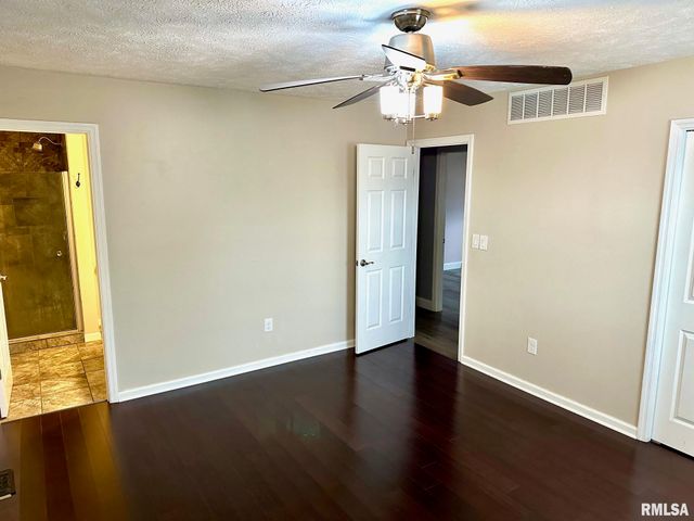 28 Jacobs Lane, Jacksonville, IL 62650