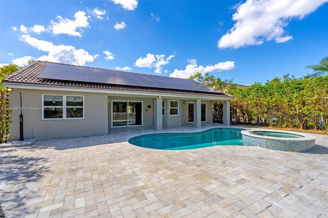 425 SW 198th Ter ., Pembroke Pines, FL 33029