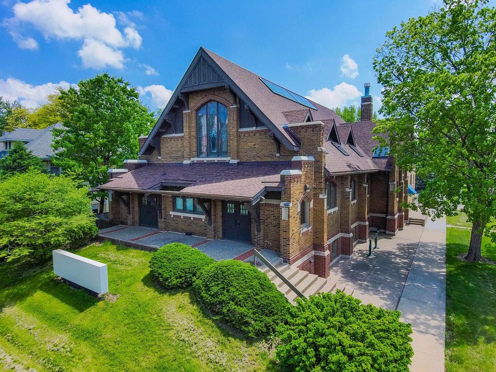 1225 W 4th Street, Waterloo, IA 50702