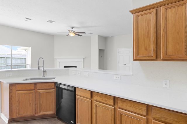300 Spencer Landing E, La Porte, TX 77571