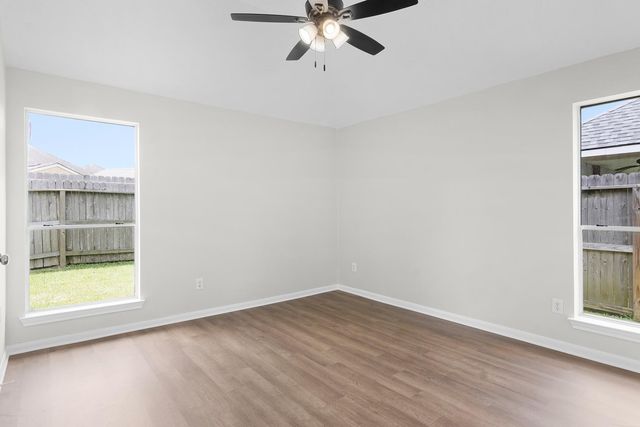 300 Spencer Landing E, La Porte, TX 77571