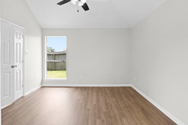 300 Spencer Landing E, La Porte, TX 77571