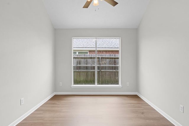 300 Spencer Landing E, La Porte, TX 77571