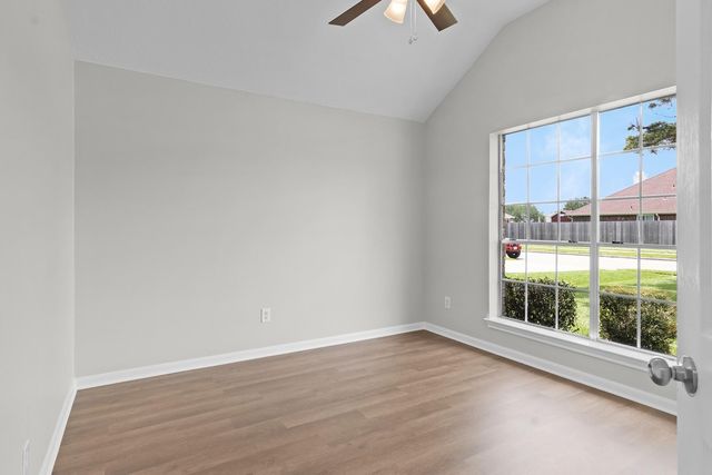 300 Spencer Landing E, La Porte, TX 77571
